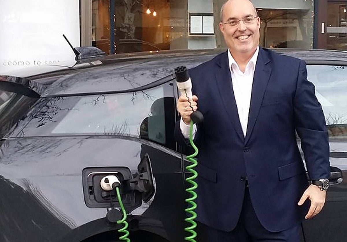 Pérez de Lucía con un vehículo eléctrico