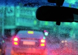 Los otros peligros de la lluvia: multas por salpicar o llevar la matrícula sucia