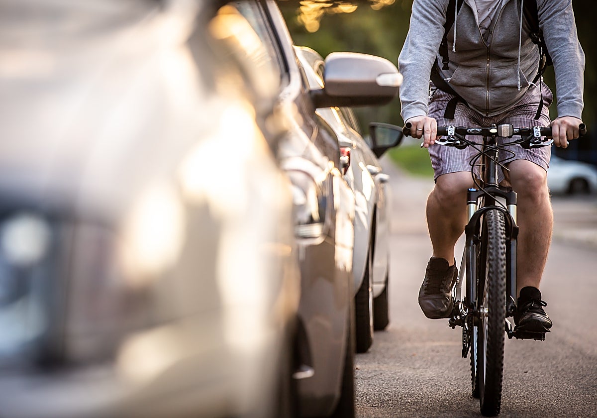 La Guardia Civil aclara qué hacer cuando un conductor se encuentra con un pelotón de ciclistas en una rotonda