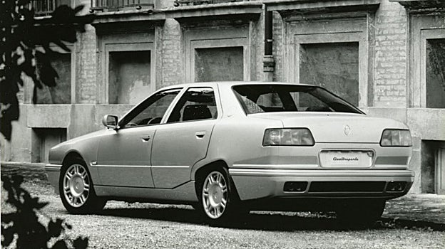 Luciano Pavarotti al volante de un Quattroporte de la tercera generación, en 1986