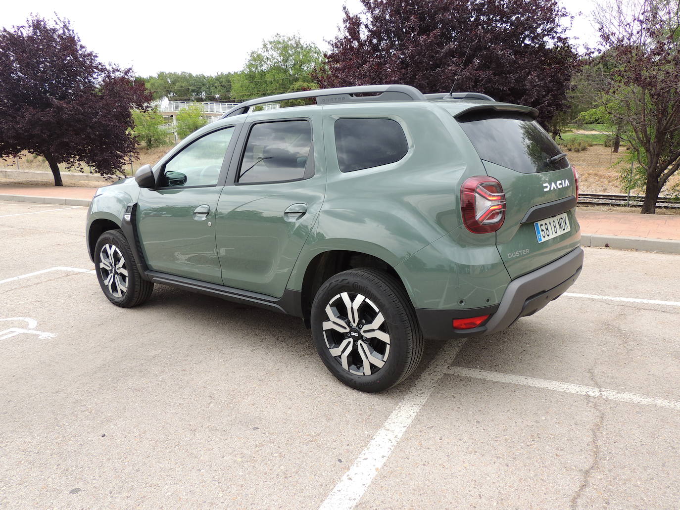 Motivos decorativos “topográficos”, un guiño a las curvas de nivel de los mapas militares.