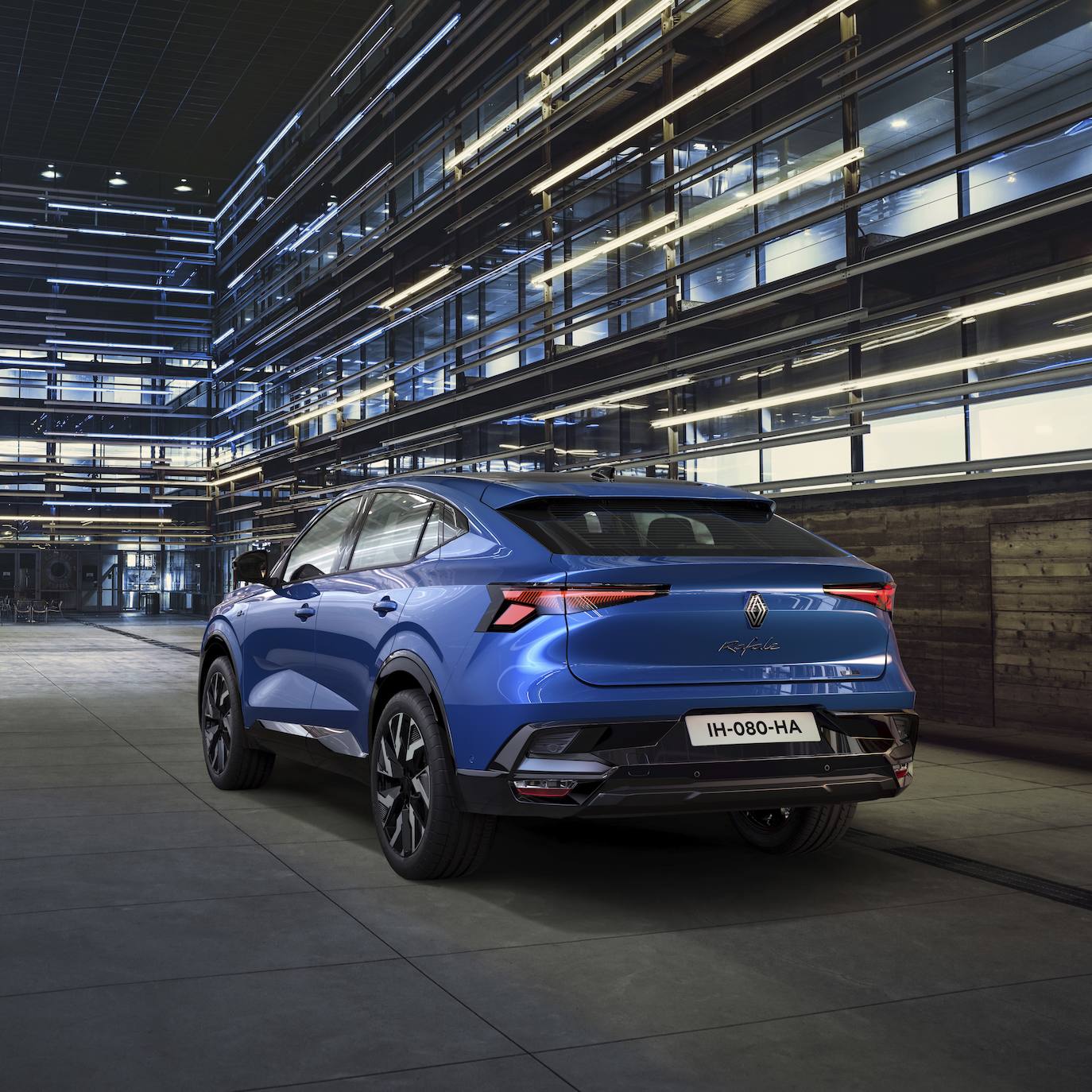 El diseño del paragolpes trasero proyecta el vehículo hacia delante y la caída del techo, acentuada antes de acabar, evoca velocidad.