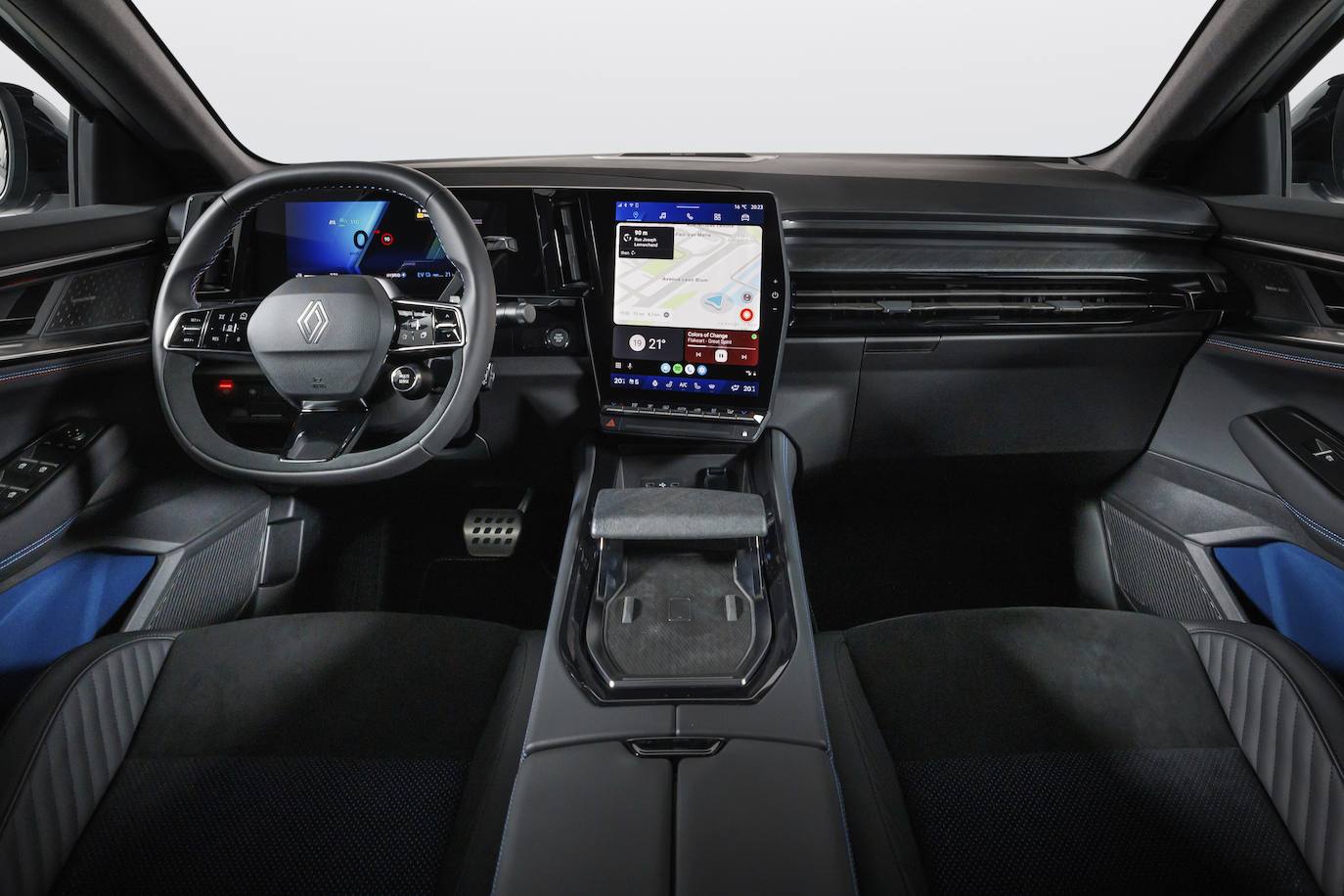 Derivado de Megane E-Tech 100% eléctrico y de Austral, el volante de Nuevo Renault Rafale tiene las líneas del emblema Renault directamente incrustadas en su centro, como una obra de orfebrería. En la versión esprit Alpine, una inserción en Alcantara recubre la parte inferior del mismo. Un material TEP, con un tacto más cualitativo que el cuero, ha permitido a Renault prescindir de todo material de origen animal mientras conserva el máximo placer de los sentidos del conductor. Renault confirma así su objetivo de eliminar progresivamente el cuero de aquí a 2024.