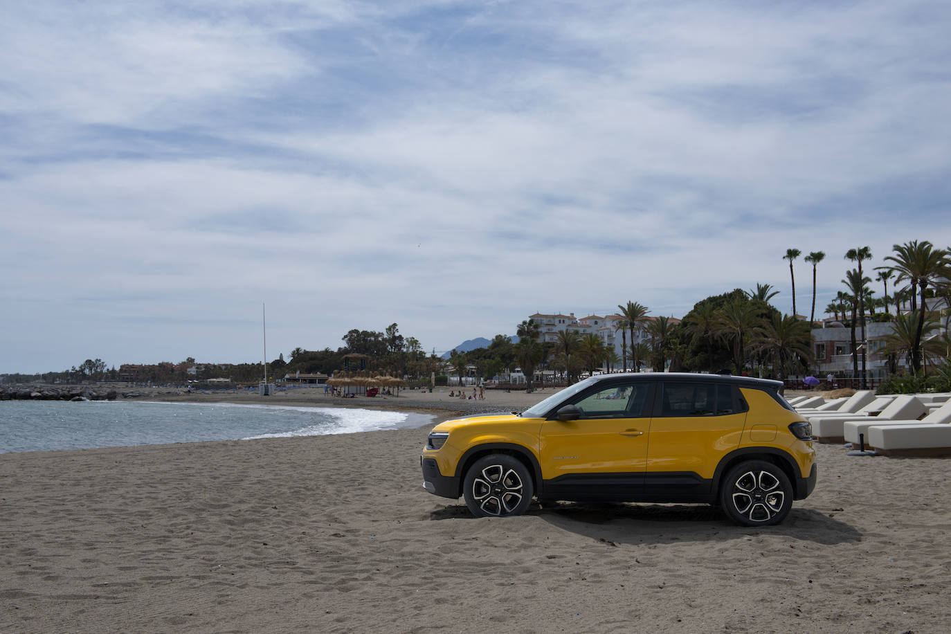 El Nuevo Jeep Avenger tiene las prestaciones para cubrir todas estas necesidades. Su versión 100% eléctrica, toda una primicia en la gama de la marca en Europa, ofrece la libertad de desplazamiento por el centro de las grandes ciudades que distingue a los vehículos «cero emisiones»