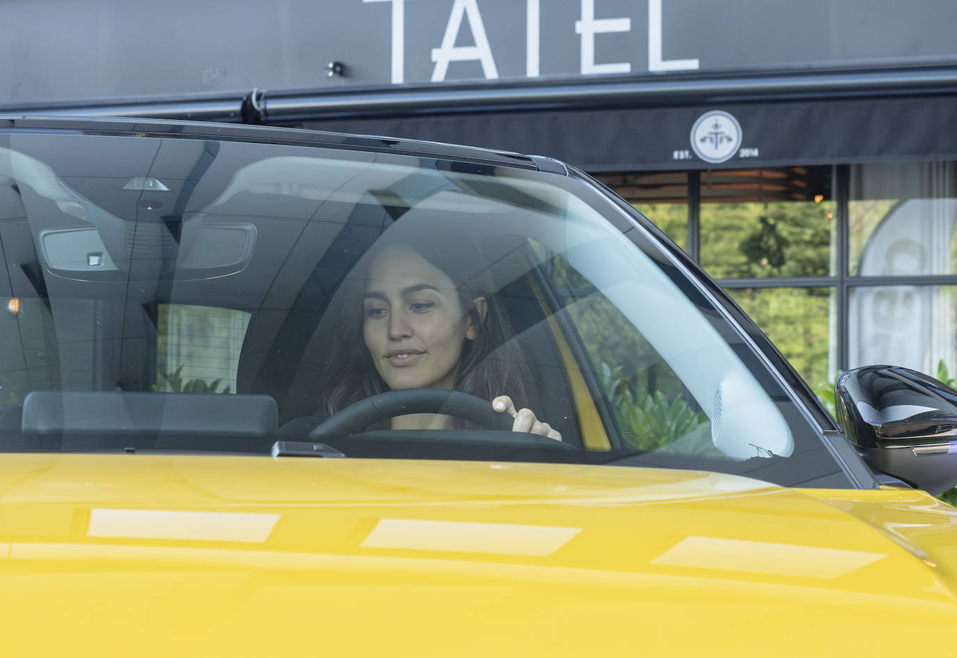 La actriz utiliza el vehículo en su día a día, y valora especialmente que al ser un modelo eléctrico lo puede dejar aparcado y cargando en su garaje por las noches, y así olvidarse de repostar en las estaciones de servicio