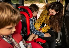 Vigila los siguientes detalles para evitar un estresante viaje en coche con niños