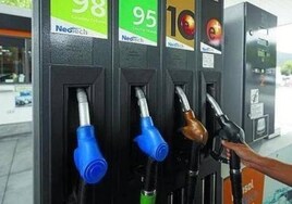 Consejos para ahorrar al repostar gasolina durante la Operación Salida