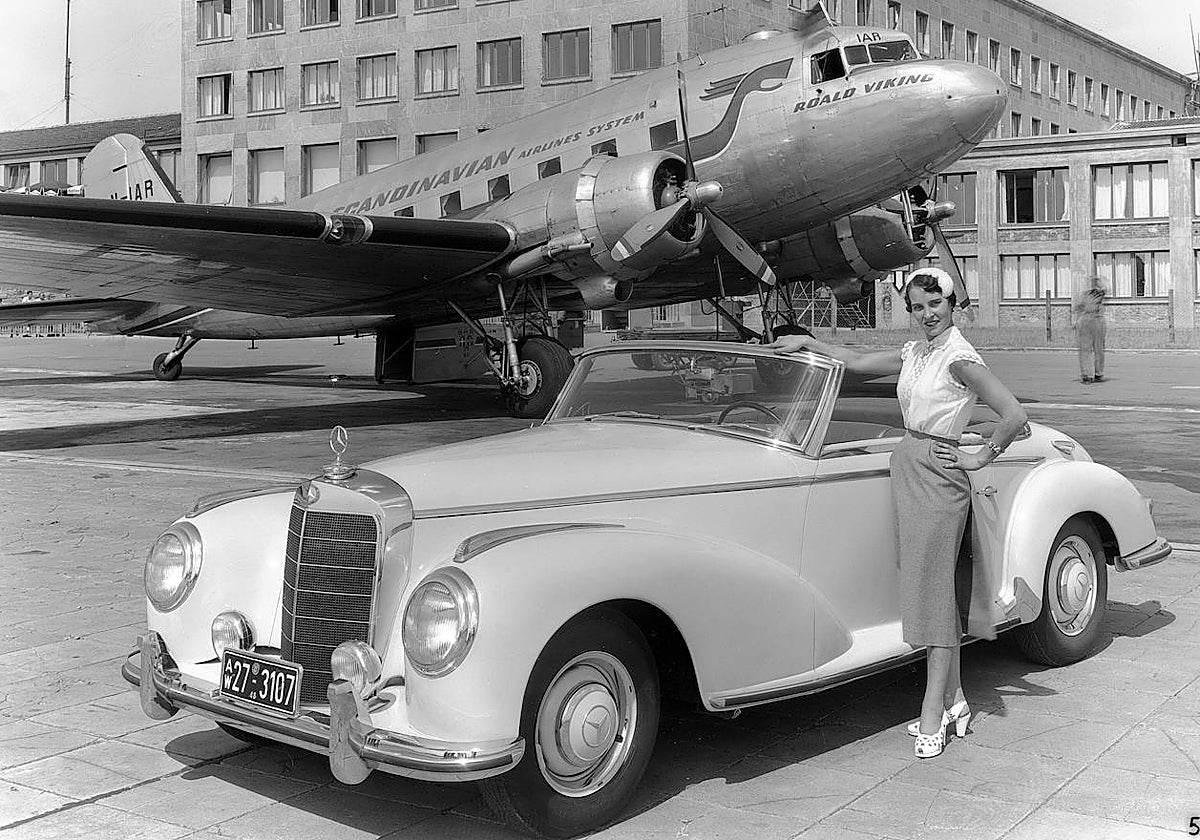 El 300 S, en versión roadster, en una imagen muy representativa de la época