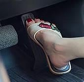 La Guardia Civil aclara si se puede, o no, conducir con chanclas