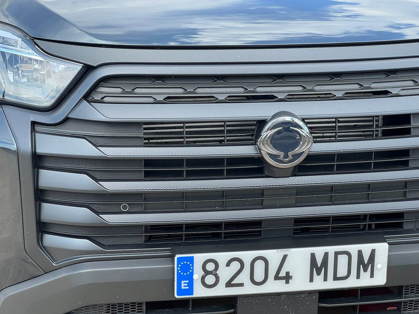 Es un PickUp de aspecto robusto y moderno, con un diseño muy atractivo que conquista las miradas a su paso