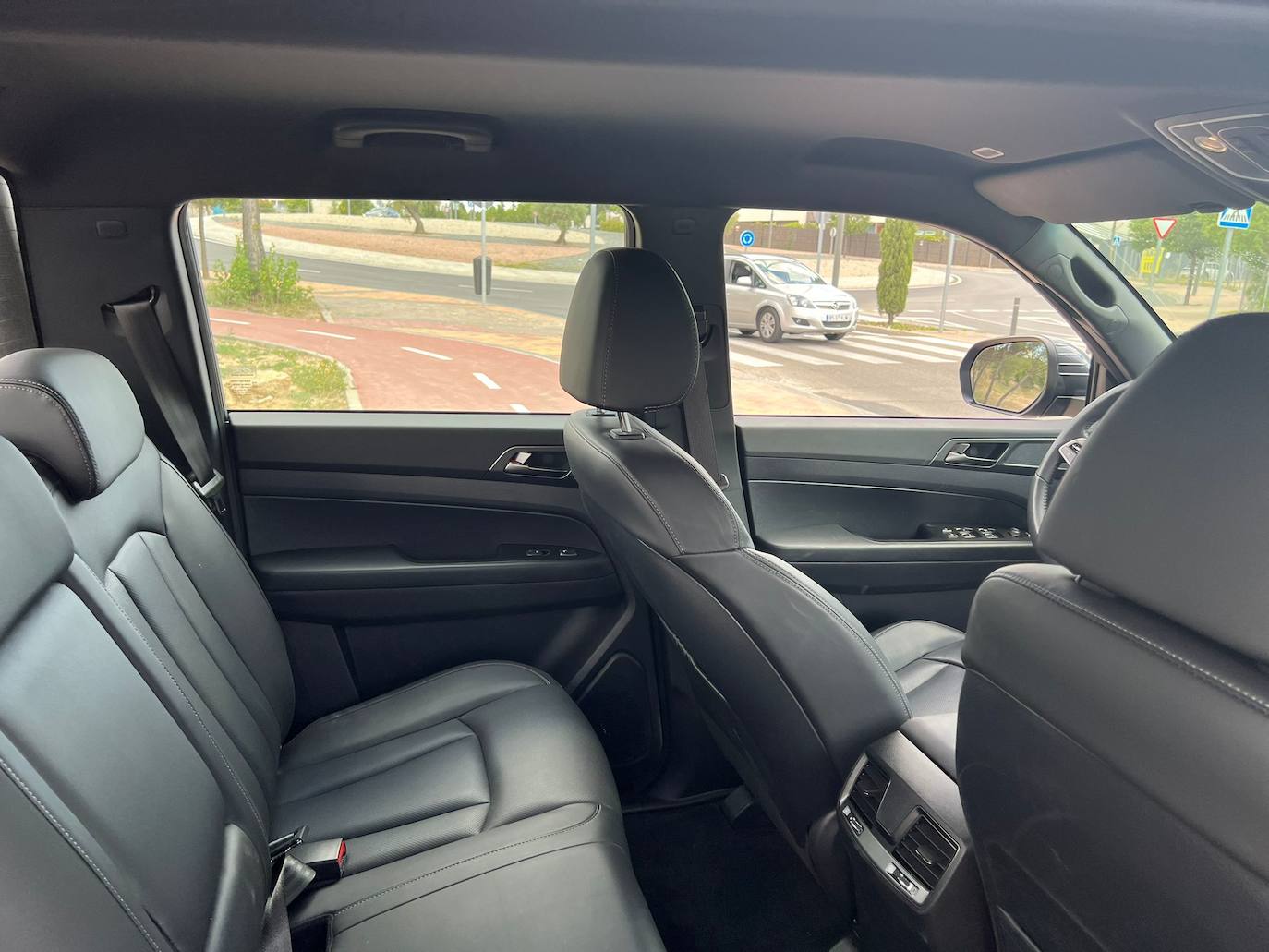 El nuevo Musso ofrece la mejor amplitud y comodidad de su clase, cualidad también extensible a los asientos traseros. Las plazas posteriores disponen de un espacio excepcional para las piernas, además de contar con la posibilidad de reclinar el respaldo 27º, haciendo los viajes más cómodos.