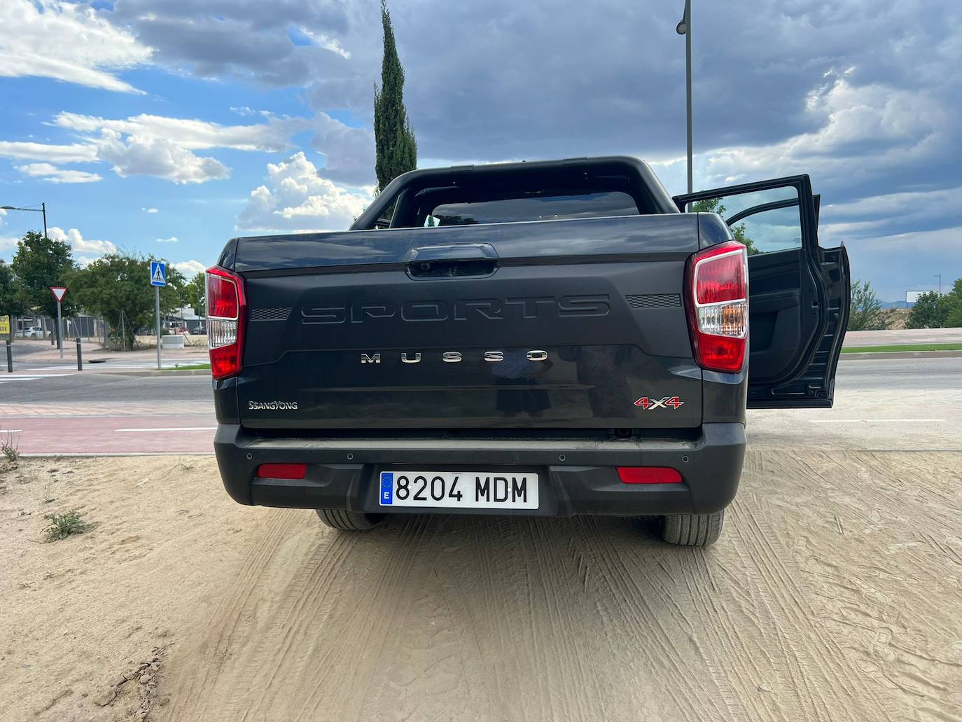 Muy destacable el tamaño de su caja de carga, con 1.610 mm de largo, 1.570 mm de ancho y 570 mm de alto, lo que le permite disponer de un volumen de 1.262 litros. En cuanto a su capacidad de carga, es de 1.085 kg en la versión PRO con cambio manual, de 1.075 kg en las versiones PRO Y PREMIUM automáticas, mientras en la LIMITED, con una suspensión más pensada para el ocio, es de 870 kg