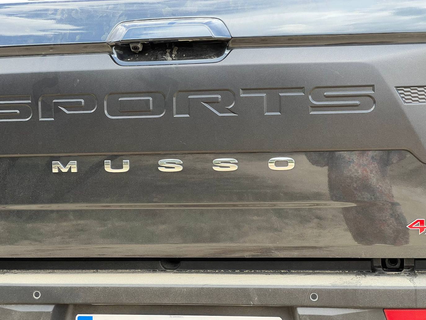 En lo referente a la transmisión, el SsangYong Musso Sports monta tracción total conectable, con reductora y autoblocante trasero. Un sistema tan efectivo como duradero, que resulta el más idóneo para un vehículo pensado para el trato duro. Su reductora ofrece una reducción de 2,48:1, gracias a lo cual el Musso Sports goza de unos desarrollos tremendamente bajos al rodar en marchas cortas, lo que le permite abordar los obstáculos del terreno a velocidades muy bajas.