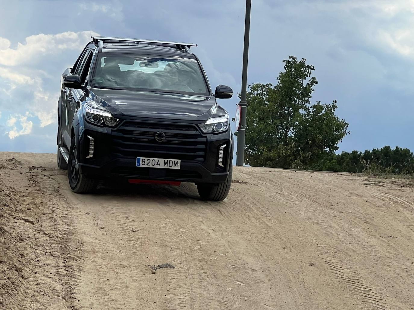 En cuanto a sus dimensiones, tiene una longitud total de 5.405 mm, una anchura de 1.950 mm, una altura de 1.885 mm y una batalla de 3.210 mm