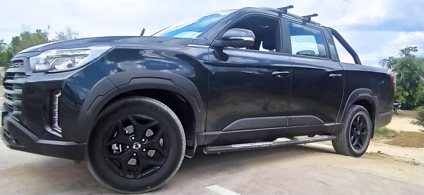 El nuevo SsangYong Musso Sports está disponible en tres versiones (PRO, PREMIUM y LIMITED), con una atractiva gama de siete colores diferentes y llantas de aleación de 17” o de 18” en función del acabado. Los precios de lanzamiento van de los 26.500 a los 32.000 euros