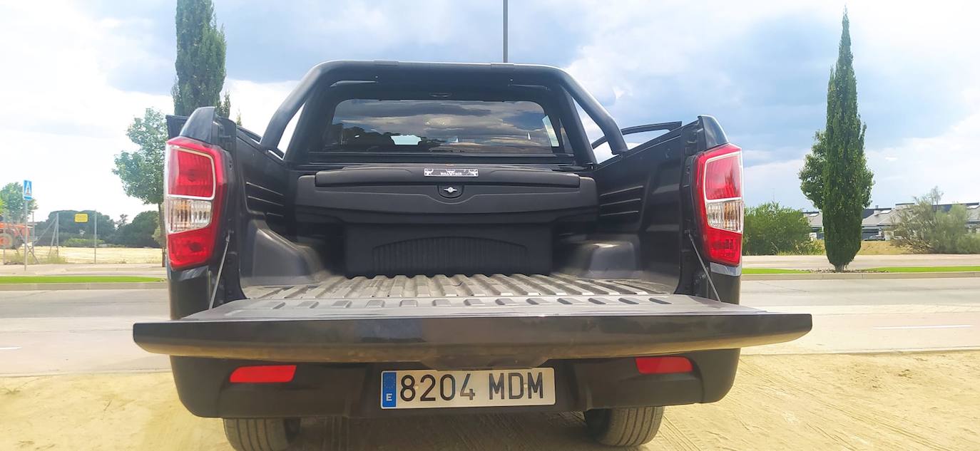 A su potente motor; a su elegante y moderno diseño interior y exterior; a su sistema de tracción 4x4 con reductora; a su caja trasera de gran tamaño, la más grande de su segmento