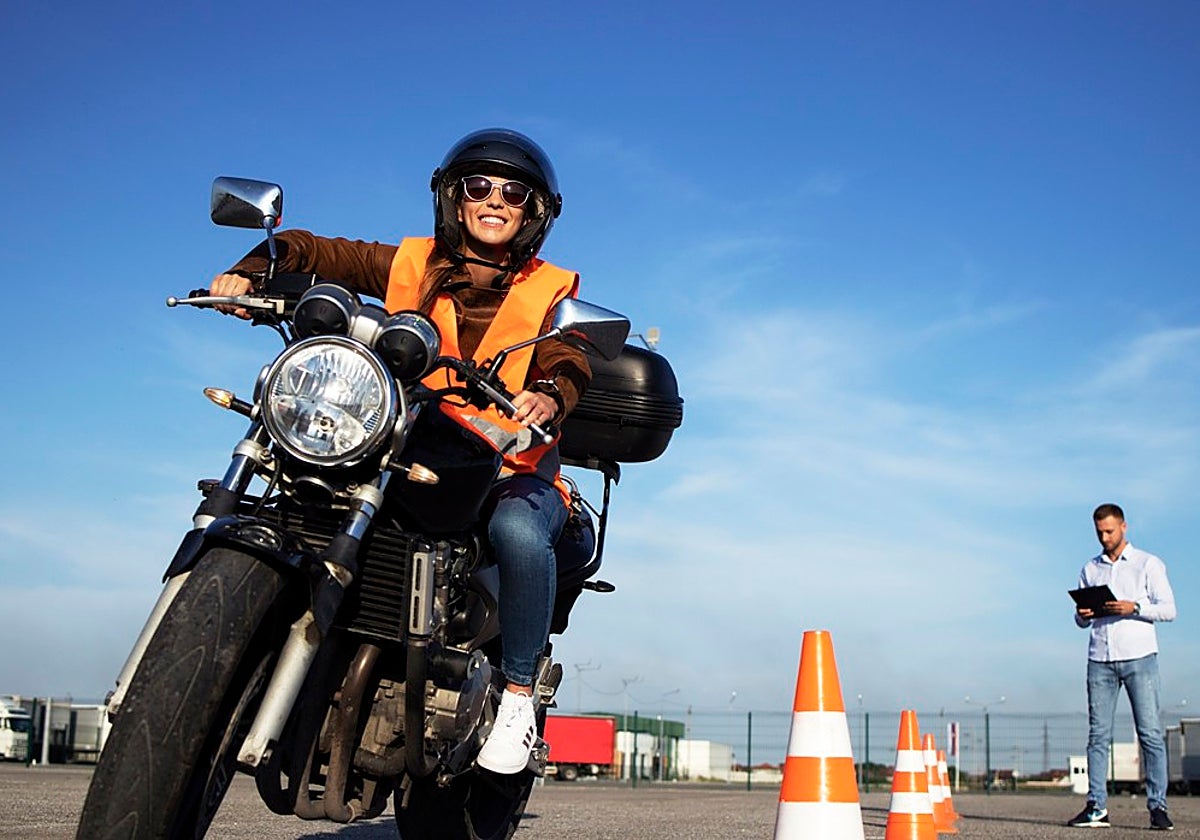 Imagen de una alumna examinándose de un carnet de moto