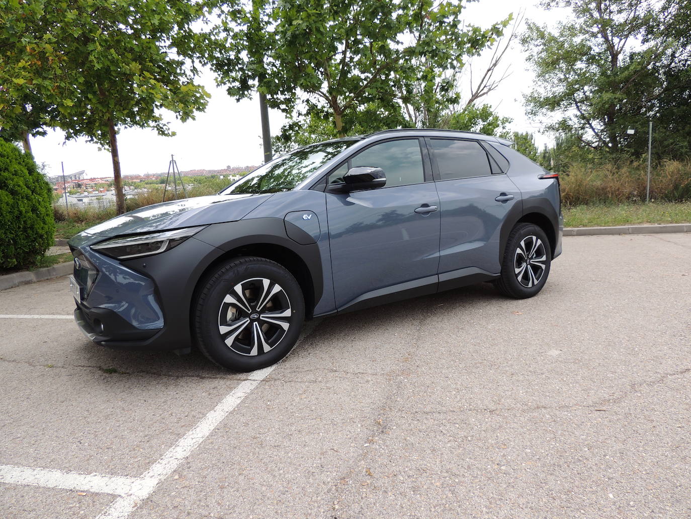 El Subaru Solterra, primer vehículo 100% eléctrico de la marca japonesa desarrollado al 50% junto con Toyota.