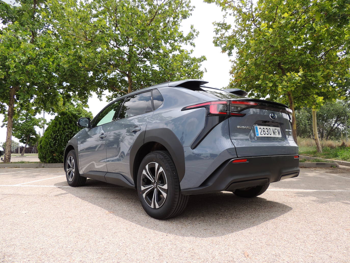 El diseño del nuevo Solterra expresa la máxima de Subaru: dinamismo y solidez. Lo primero que llama la atención es la parrilla hexagonal sin juntas que ya se ha convertido en un signo distintivo de la marca. En la vista lateral, la marcada línea horizontal que recorre toda la carrocería, combinada con los prominentes guardabarros, refuerzan el carácter SUV del vehículo y lo dotan de una fuerte personalidad.