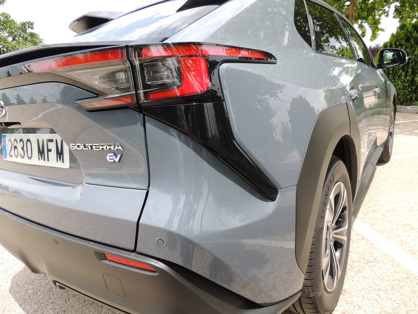 El Solterra ha adoptado un nuevo sistema de tracción que impulsa las ruedas delanteras y traseras con motores independientes.