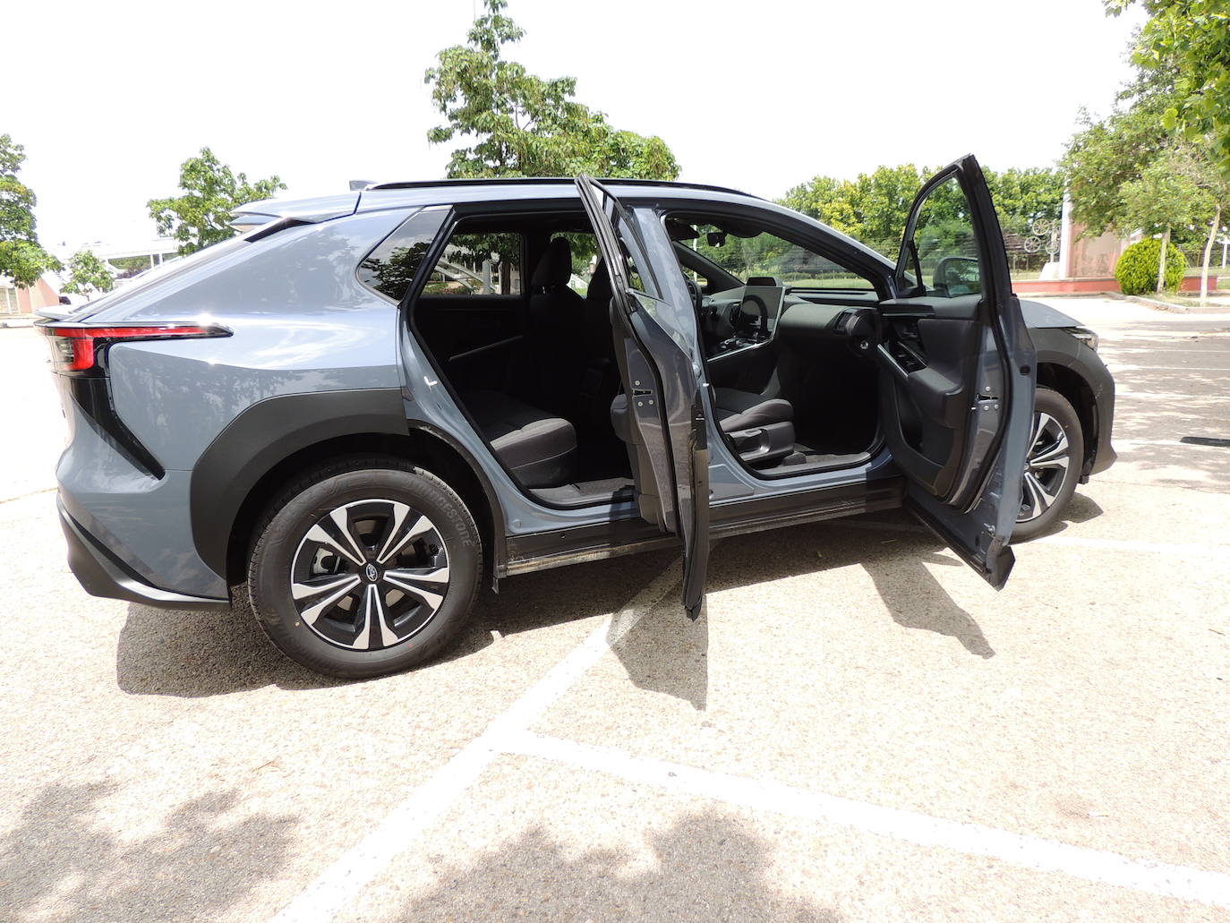 En el apartado de seguridad, el Solterra ha logrado recientemente la máxima calificación de cinco estrellas Euro NCAP según el último protocolo de evaluación (2022-2023) recibiendo excelentes puntuaciones en las cuatro áreas de evaluación: ocupante adulto, ocupante infantil, usuarios vulnerables de la carretera (peatones y ciclistas) y asistencia a la seguridad.