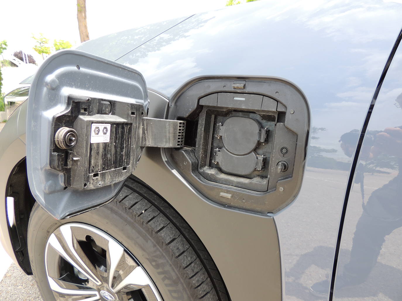 Una mayor autonomía y la compatibilidad con cargadores de alta potencia se suman a las ventajas que ofrece el SOLTERRA. La carga rápida de corriente continua de 150 kW de la batería permite, en menos de 20 minutos, alcanzar hasta el 80% de su capacidad, mientras que el sistema de gestión térmica de la batería asegura una optimización del tiempo de carga.