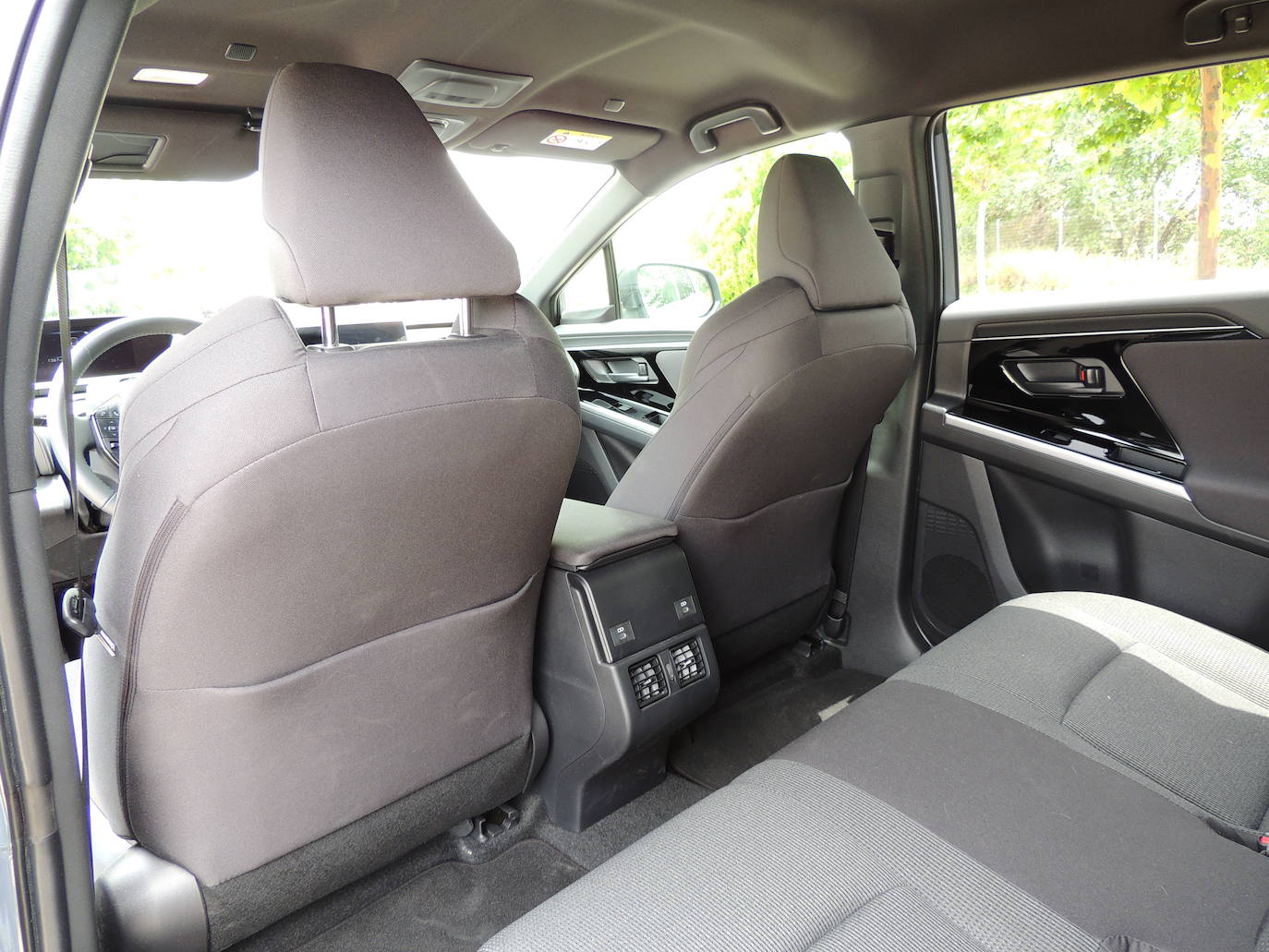 Cuando el vehículo está parado, el radar detecta vehículos, motos o bicicletas que se aproximen por la parte posterior, emitiendo una luz de advertencia en el retrovisor exterior, alertando a los ocupantes de posibles colisiones.