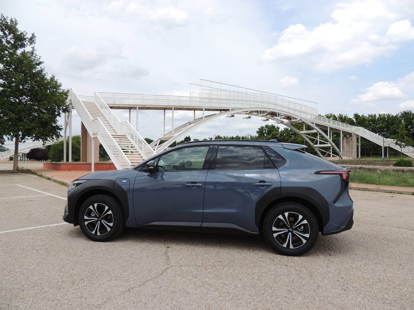 Los ejes delantero y posterior incorporan motores compactos eAxle que permiten la entrega instantánea de todo el par motor para una respuesta potente y rápida y una aceleración lineal. Eléctrico (160kW / 218CV).