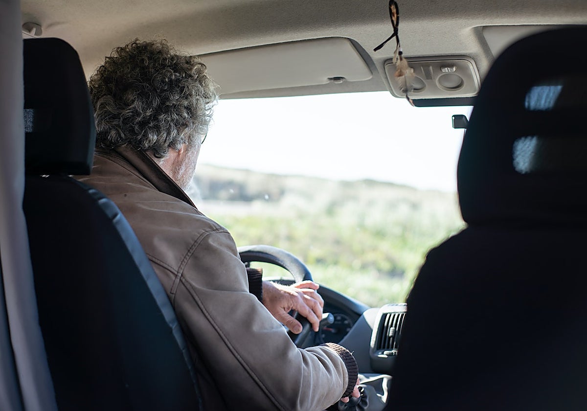 Un hombre conduciendo un turismo