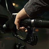 ¿Cuál es el día más barato para echar gasolina?