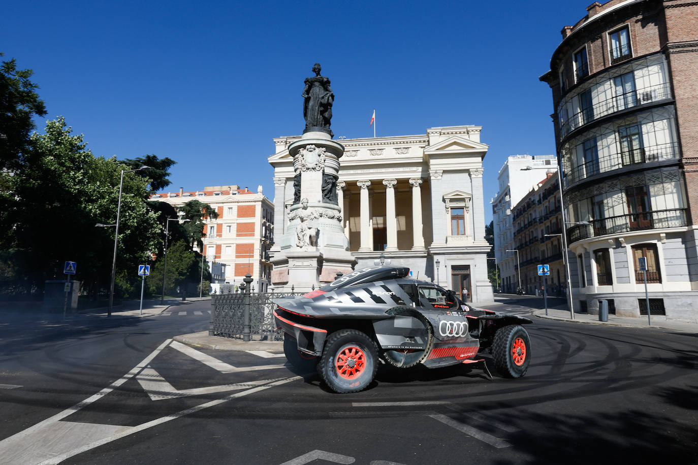 Carlos Sainz pone a prueba el RS Q e-tron en el Rally Dakar en las calles de Madrid