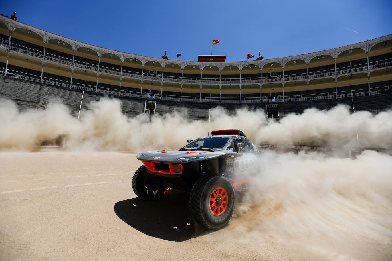 Carlos Sainz pone a prueba el RS Q e-tron en el Rally Dakar en las calles de Madrid