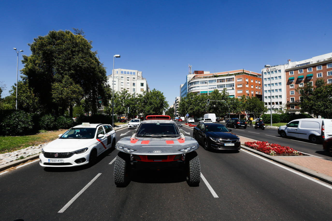 Carlos Sainz pone a prueba el RS Q e-tron en el Rally Dakar en las calles de Madrid