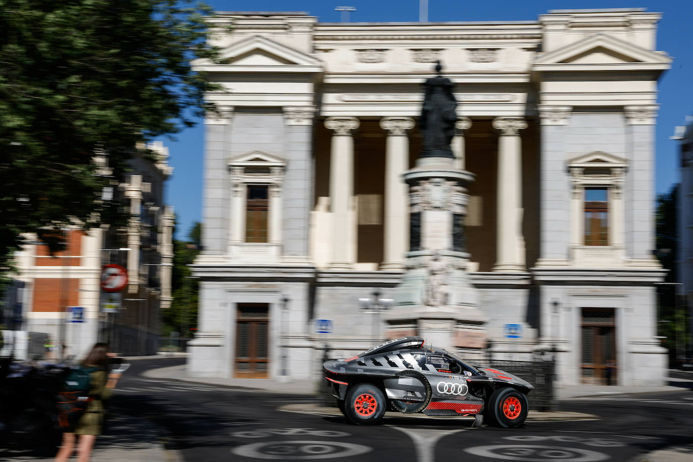 Carlos Sainz pone a prueba el RS Q e-tron en el Rally Dakar en las calles de Madrid