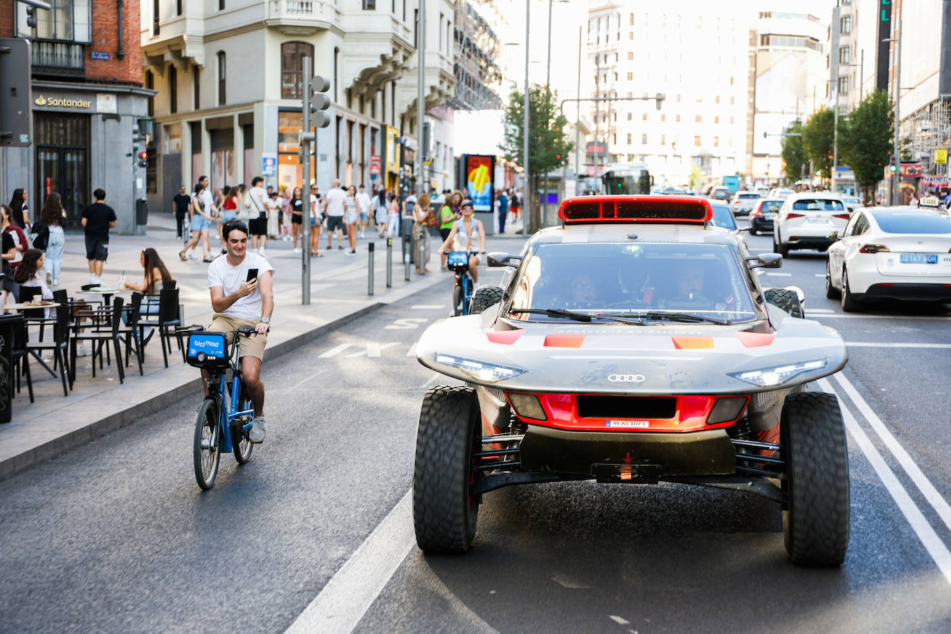 Carlos Sainz pone a prueba el RS Q e-tron en el Rally Dakar en las calles de Madrid