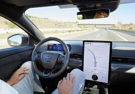 La conducción sin manos ya está disponible en las autopistas españolas