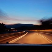 Así te afecta a la conducción que se haga de noche cada vez más temprano