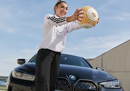 El primer equipo femenino de fútbol ya conduce sus nuevos vehículos