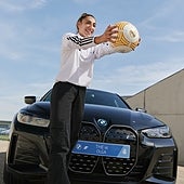 El primer equipo femenino de fútbol ya conduce sus nuevos vehículos