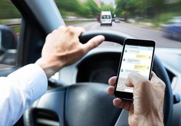La grave multa a la que te expones por coger el móvil mientras conduces