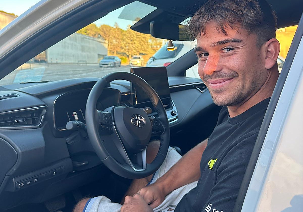 Martín de la Puente y su Toyota Corolla Tourning Sport Electric Hybrid