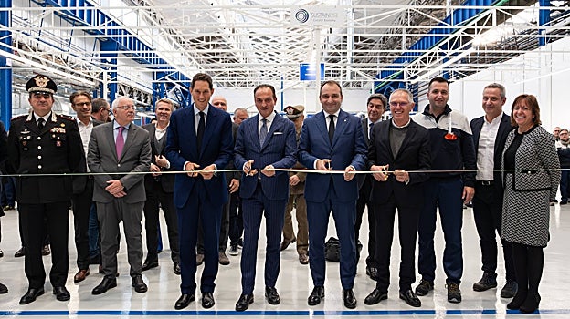 Directivos de Stellantis cortan la cinta de las nuevas instalaciones