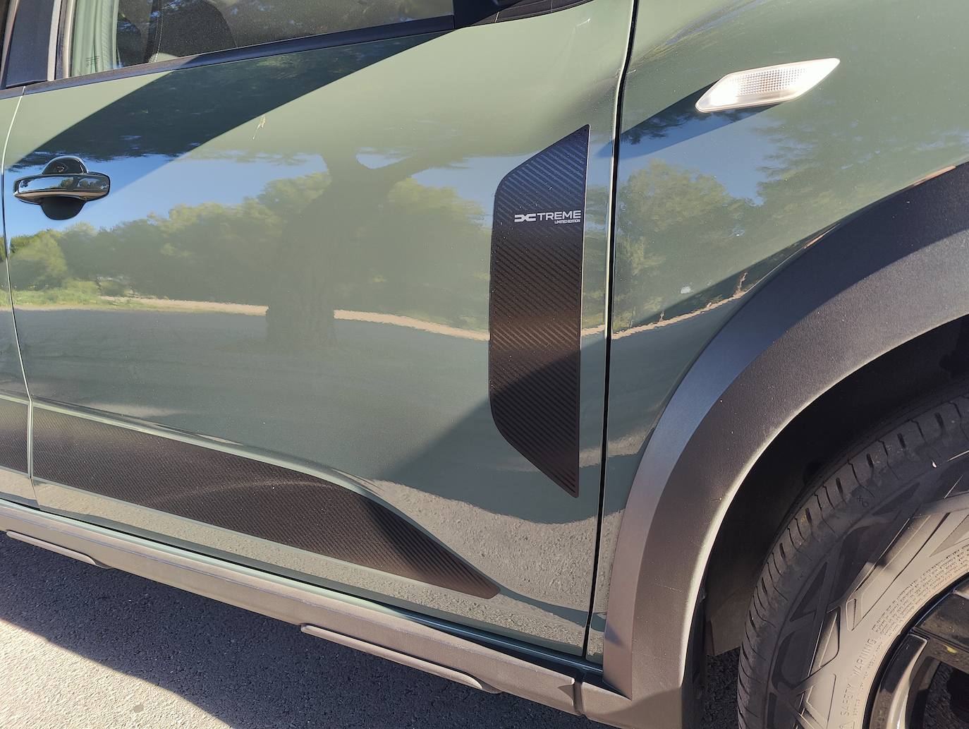 Dacia Jogger luce un estilo outdoor con barras de techo y unos pasos de rueda bien marcados, además de una distancia al suelo elevada (200 mm en vacío) que le permite adaptarse a todos los tipos de carretera.