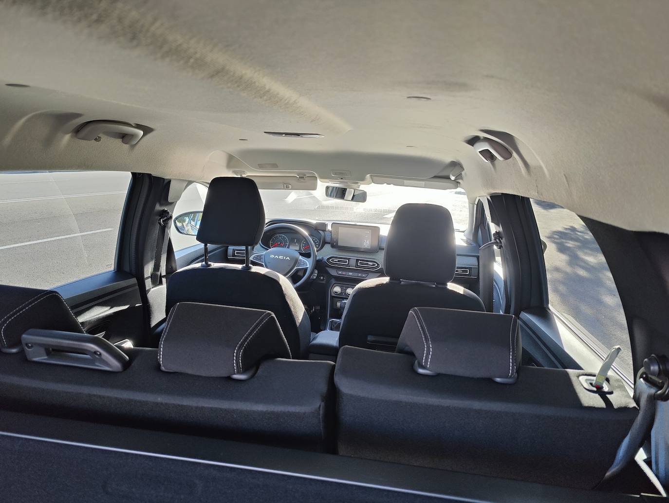 Con 4,55 m de largo y una generosa distancia entre ejes de 2,90 m, Dacia Jogger ofrece la mejor habitabilidad del mercado. La altura del cojín de los asientos (+ 55 mm de diferencia entre la fila 1 y 2; + 25 mm de diferencia entre la fila 2 y 3) proporciona más confort en las plazas traseras. Las filas 2 y 3 proponen un nivel de confort igual de bueno que en la parte delantera y espacio para los pies y las rodillas.