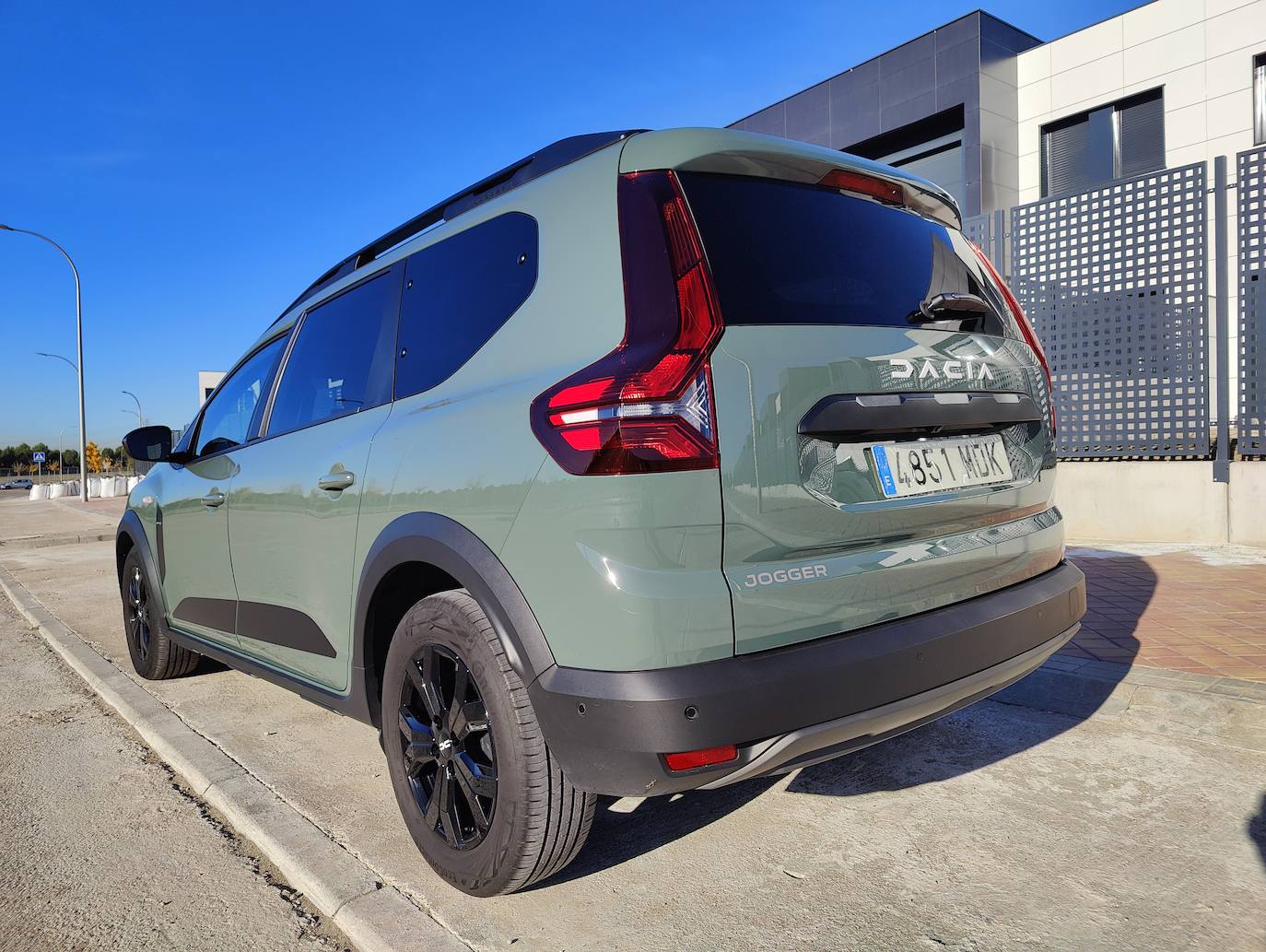 Las ópticas delanteras y traseras integran la nueva firma luminosa en forma de Y de Dacia. La tecnología LED se utiliza para las luces de día de la parte delantera y las luces de cruce. Además de un consumo eléctrico reducido, los LED ofrecen un mejor alumbrado tanto de día como de noche, lo que permite ver mejor y que el resto de usuarios de la carretera también nos vean mejor.