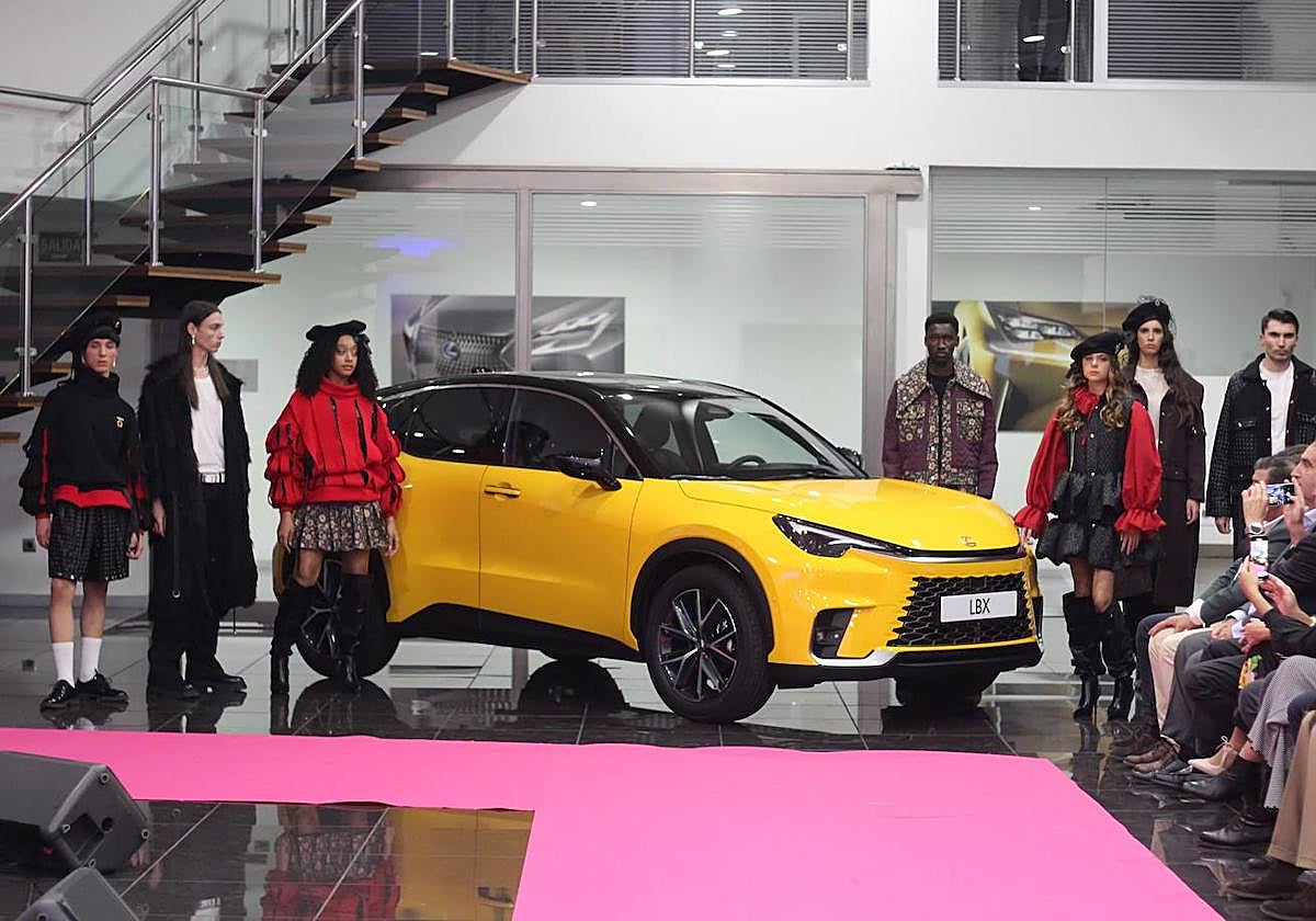 Presentación en Sevilla del Lexus LBX con un desfile de moda