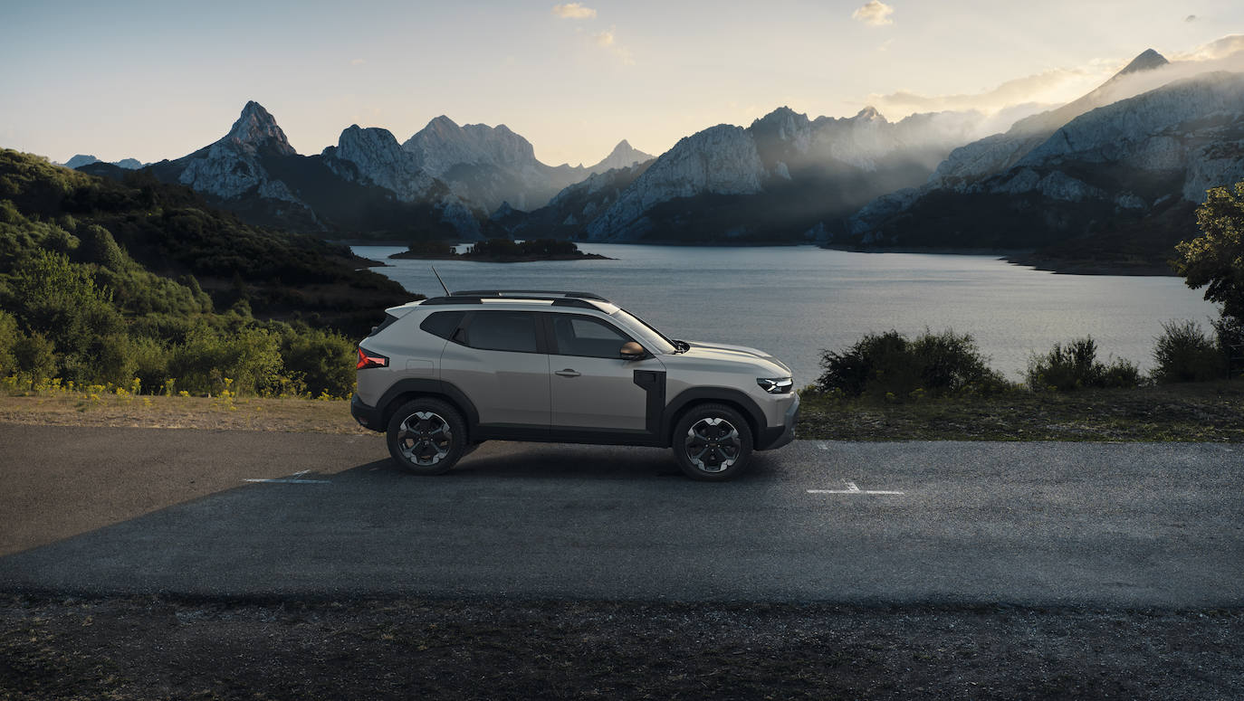 Nuevo Duster se beneficia de la plataforma CMF-B, que constituye el núcleo de la estrategia industrial de Dacia. Introducida en los últimos Sandero y Logan, luego adoptada por Jogger, esta plataforma competitiva y extremadamente flexible ofrece una gran agilidad a la marca y le permite desplegar de manera óptima su ambicioso plan de producto.