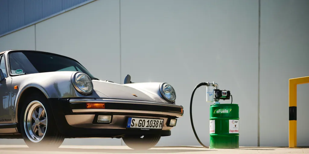 Si vous possédez une voiture classique, vous pouvez désormais vous déplacer avec des carburants synthétiques