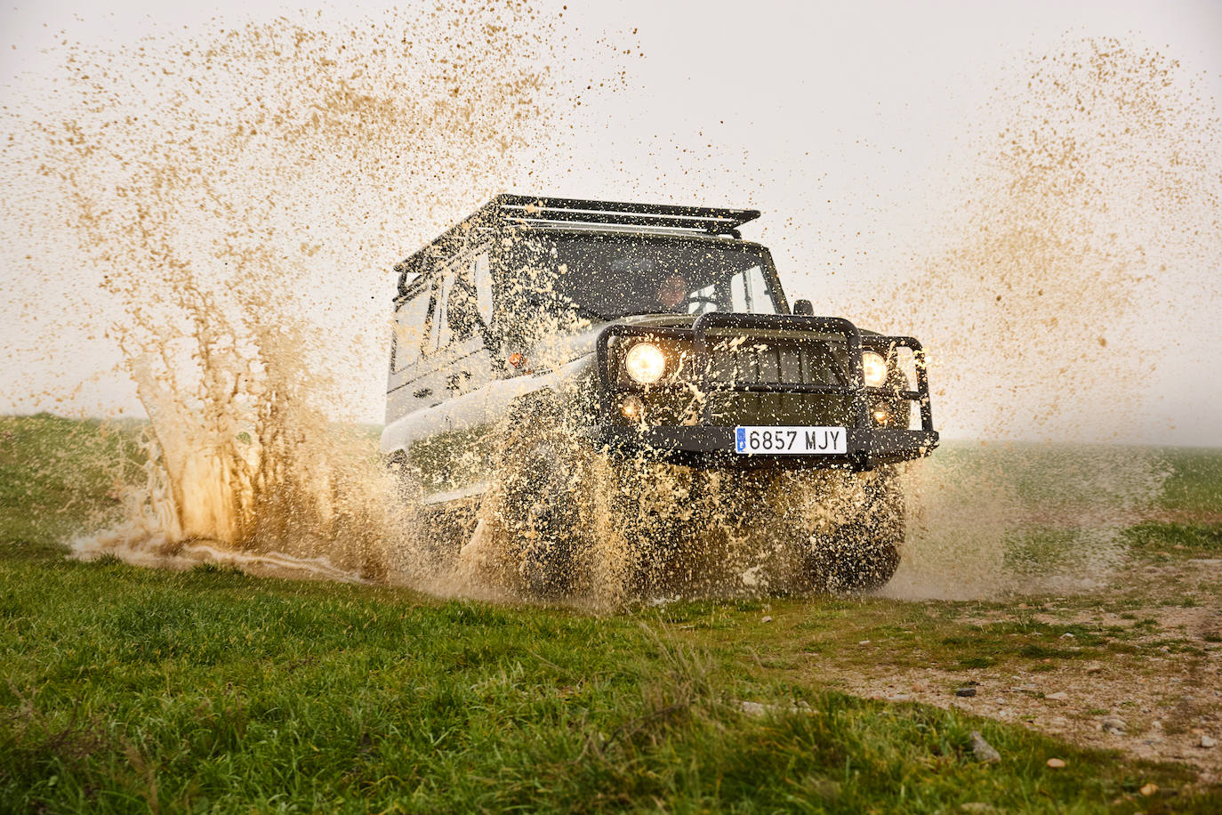 Con esta configuración se asegura una adecuada distribución de pesos, una prácticamente nula interferencia en el espacio del habitáculo y, además, la ausencia de problemas a la hora de vadear corrientes de agua de hasta medio metro de profundidad.