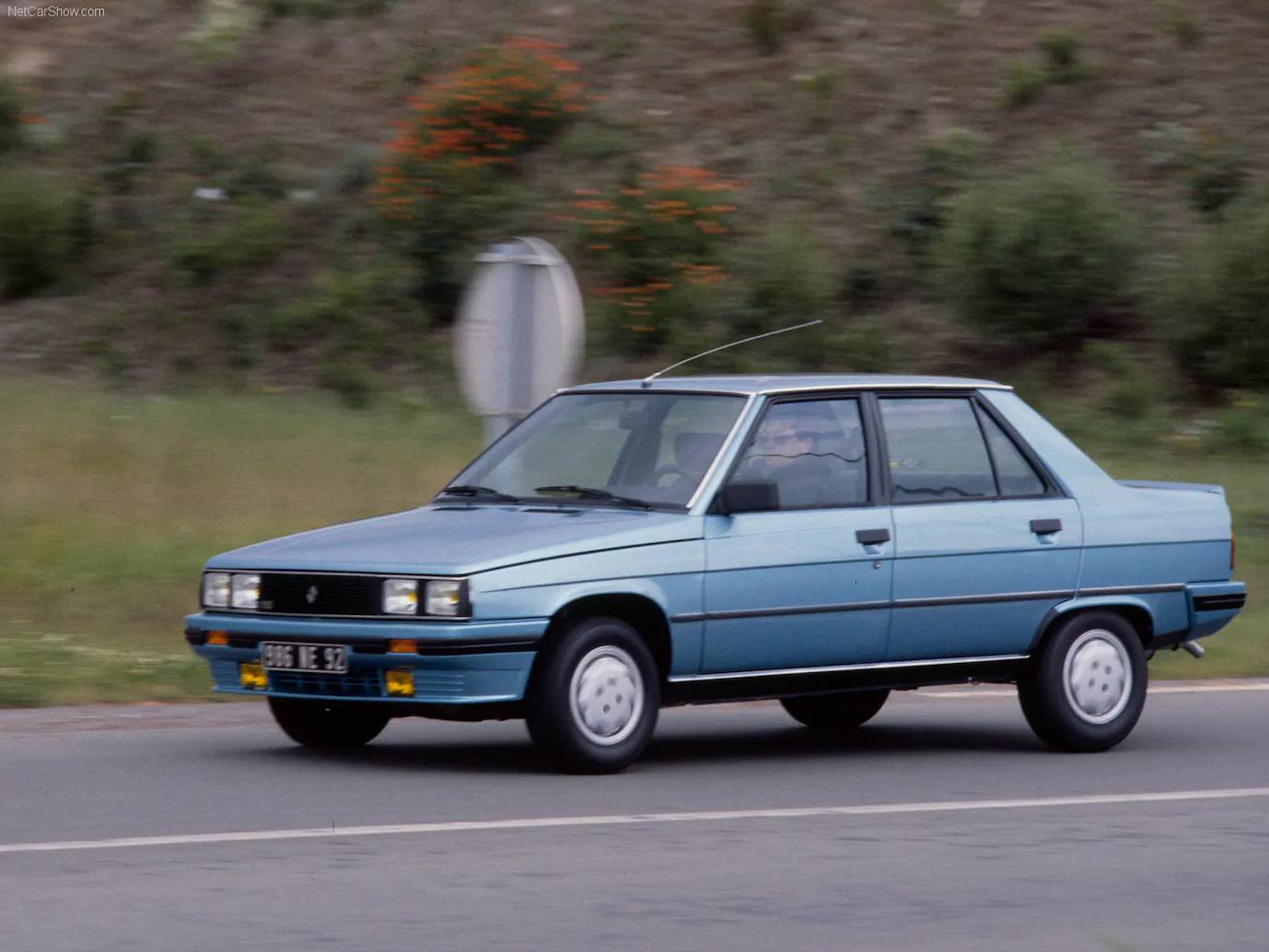 1983 - Renault 9. Volvía el clasicismo de la mano de Renault con su modelo R-9, considerado como un valor seguro. Se trataba de un tradicional coche de tipo medio, con sus tres volúmenes claramente diferenciados. Posteriormente, su hermano, el 11, aportaba un portón posterior. El Renault 9, con 2,343 puntos, se impuso al Opel Corsa y al Talbot Samba.